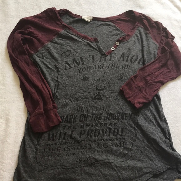 A very soft burgundy and gray midsleeve T-shirt - Picture 1 of 2